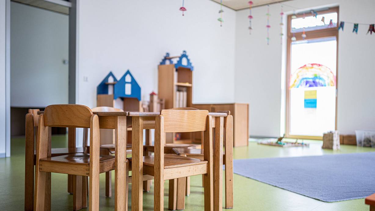Immer mehr Kitas müssen angesichts steigender Infektionsfälle Gruppen oder ganz schließen. In NRW stieg die Zahl der Infektionen auf ein neues Rekordhoch. | © picture alliance / GES/Markus Gilliar