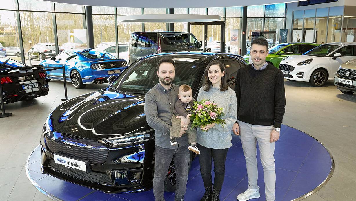 Die Jubiläumskunden Hakan und Berrin Can mit Sohn Nesim sowie dem Gütersloher Autohaus-Verkaufsleiter Ismail Malatyali. | © Ford