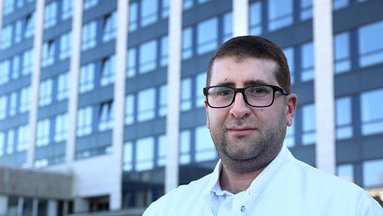 Gefährlicher Einsatz: Oberarzt des Herforder Klinikums operiert im ...