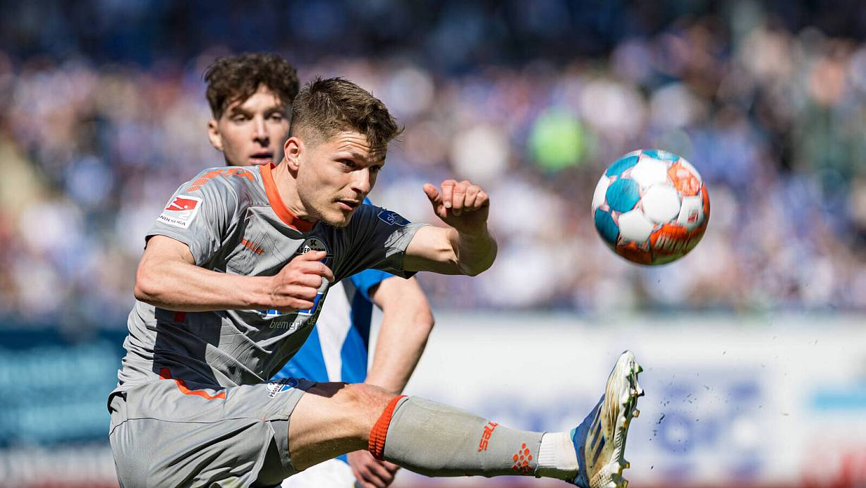Florent Muslija (l.), der hier vor dem Rostocker Haris Duljevic an den Ball kommt, war in der ersten Hälfte einer der Aktivposten auf Paderborner Seiten. | © Imago Images