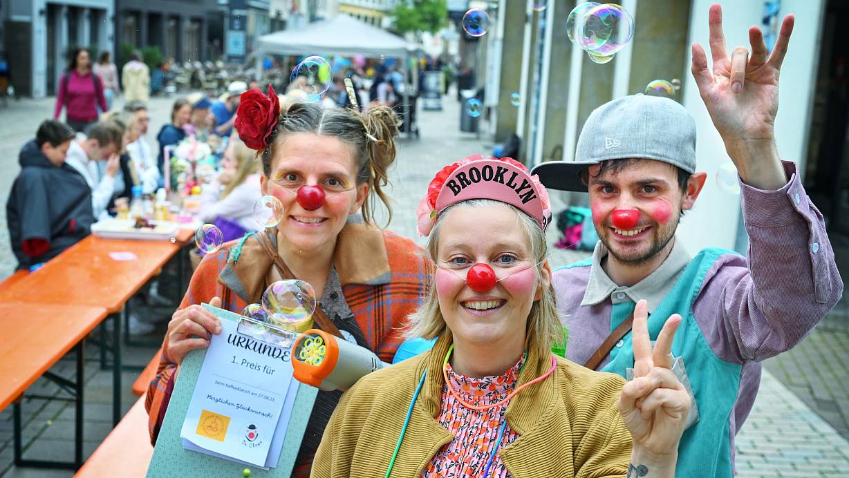 Die Klinikclowns sind wieder dabei und begleiten das Altstadt-Frühstück mit heiteren Einlagen. Auch die Shademakers-Stelzenläufer kommen. | © BARBARA FRANKE