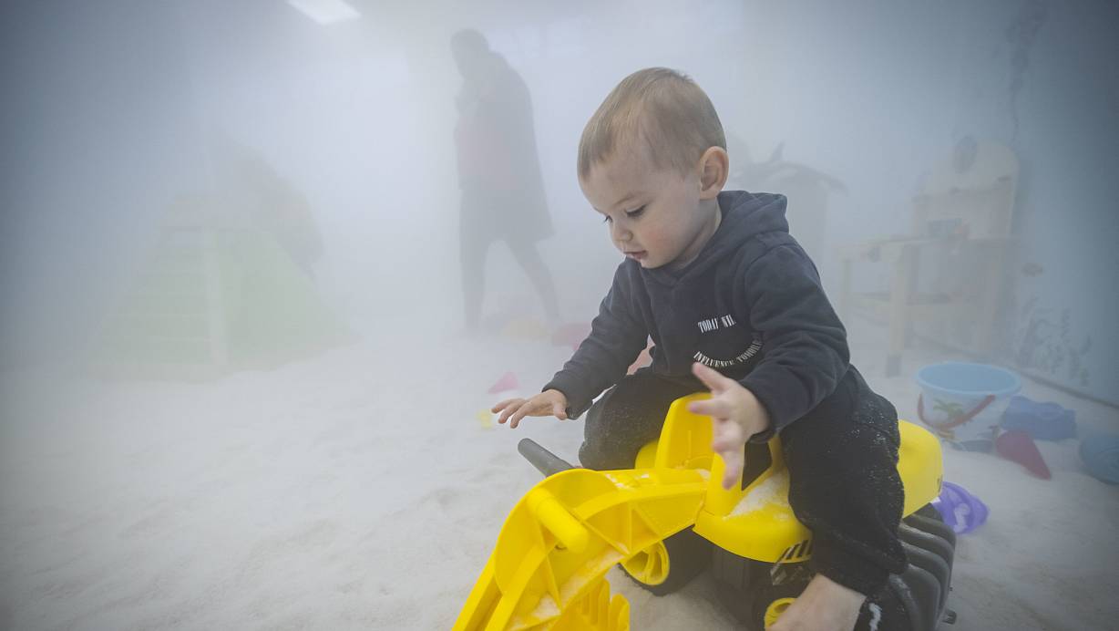 Diesig ist's am Baby-Strand: Das Inhalations-Spielzimmer wird mit einem speziellen Generator mit Sole vernebelt. Während Kinder wie Jannis (18 Monate) begeistert baggern, inhalieren sie, ohne es zu merken. | © Sarah Jonek