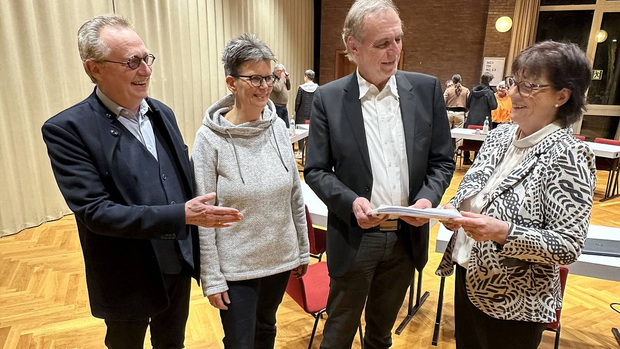 Stefan Redeker (v. l.), Ulrike Kallmeyer und Daniela B&ouml;ker &uuml;berreichen dem Vorsitzenden des Bevollm&auml;chtigtenausschusses der Emmaus-Gemeinde Rainer Labie (3. v. l.) 550 Unterschriften gegen den Neubau eines Gemeindezentrums an der Auferstehungskirche. | &copy; J&ouml;rg Stuke