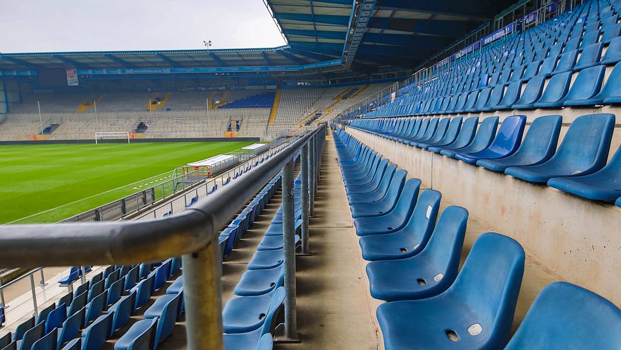 Unter dem Dach der Westtribüne (rechts) finden sich die sogenannten Panoramaboxen für besondere Arminia-Fans und Business-Kunden. In einer solchen soll es zu dem Vorfall gekommen sein. | © Sarah Jonek