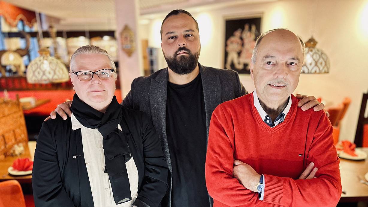 Heike Miculins, Kaleem Khan und Aman Khan in ihrem wiedereröfneten indischen Restaurant in der Altstadt. | © Stefan Becker