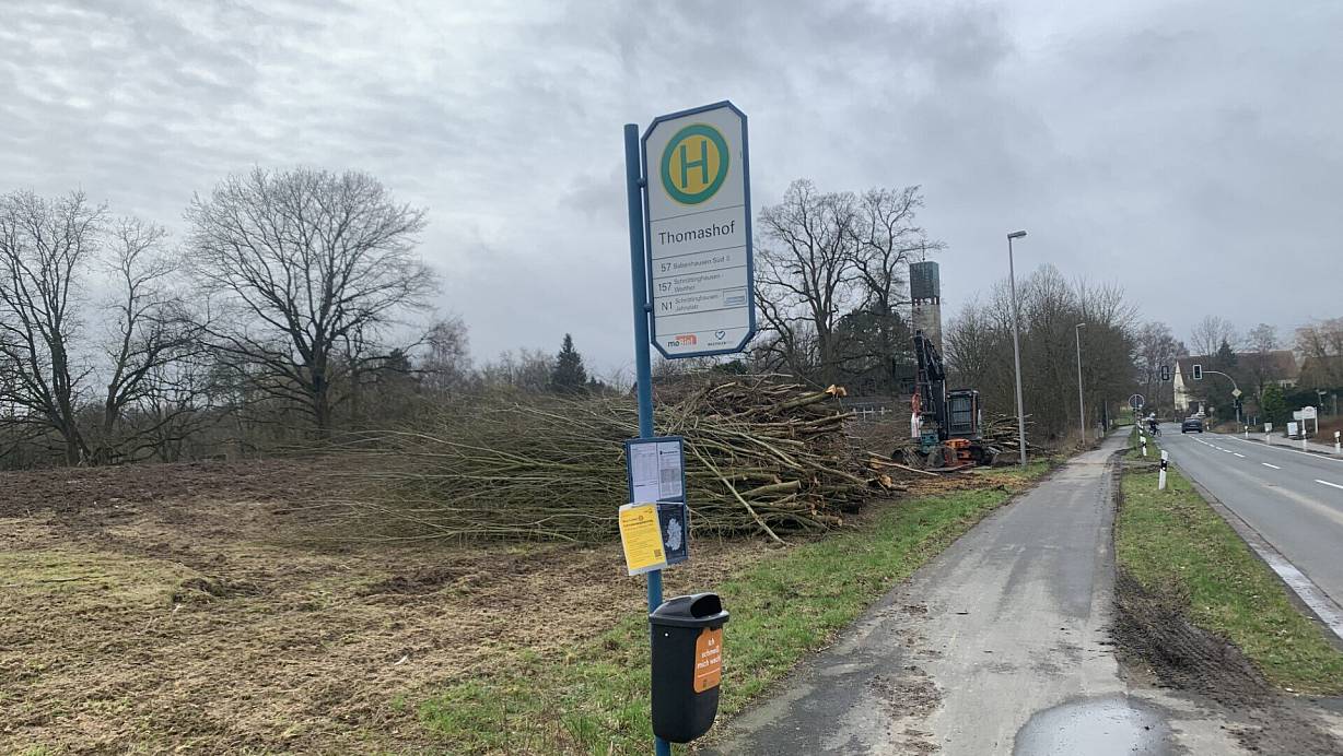 Das 12.000 Quadratmeter große Grundstück liegt an der Babenhauser Straße, an der Bushaltestelle Thomashof, kurz hinter der Andreaskirche (im Hintergrund). | © Ivonne Michel