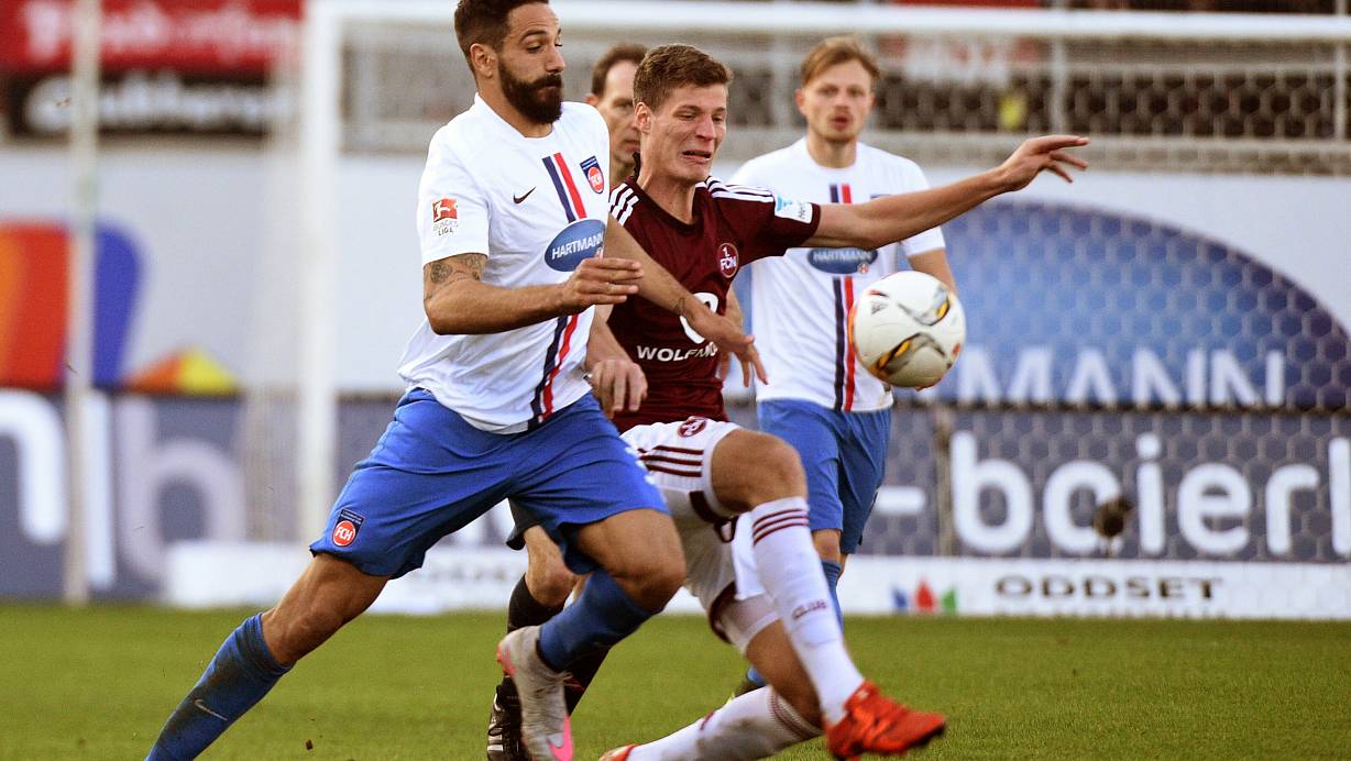 Am 19. Dezember 2015 bestritt Adriano Grimaldi (l.), hier im Duell gegen FCN-Akteur Patrick Erras, sein bislang letztes Spiel gegen Nürnberg. Mit dem 1. FC Heidenheim kassierte er damals eine 0:3-Heimpleite. | © picture alliance / dpa