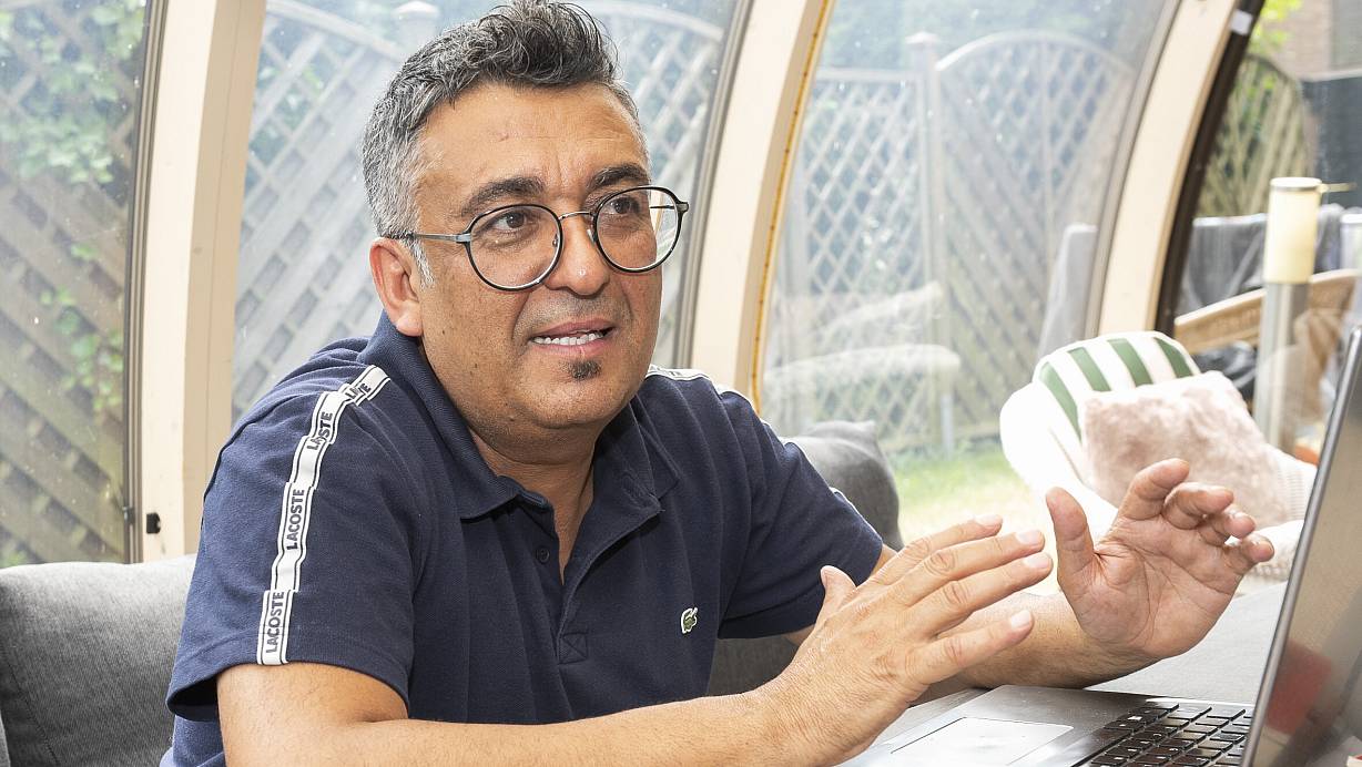 "Ja, es sind viele Kinder und Jugendliche mit Migrationshintergrund unter den Schulabbrechern", sagt der promovierte Erziehungswissenschaftler Mahmut Koyun (50). Er kam selbst als 13-jähriges jesidisches Flüchtlingskind aus der Türkei nach Bielefeld. | © Jörg Dieckmann - www. dieckmann-fotodesign.de