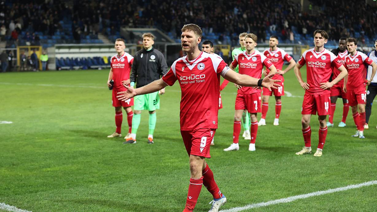 Kapit&auml;n Fabian Klos ging nach der 0:1-Niederlage vorneweg und suchte das Gespr&auml;ch mit den Fans. Mehr als 1.000 Arminen waren nach Mannheim mitgereist. | &copy; Imago Images