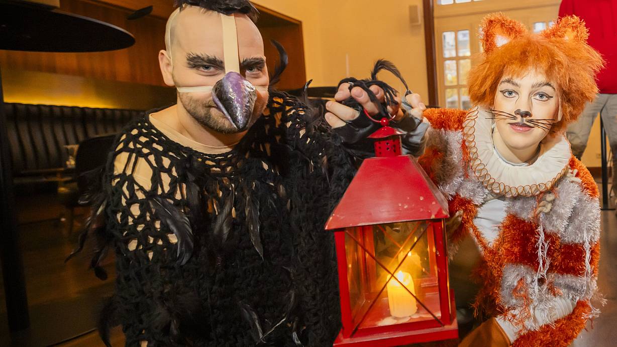 Rabe Jakob Krakel und Katze Maurizio di Mauro sind mit von der Partie. | © Sarah Jonek