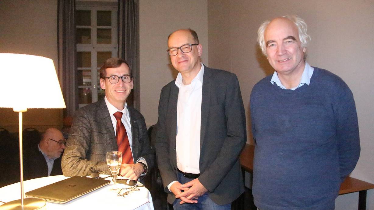 Bürgermeister Tobias Scherf (v. l.), Landeskonservator Holger Mertens und Denkmalvereinsvorstand Elmar Nolte. | © Burkhard Battran