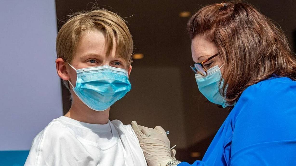 Am Samstag, 31. Juli, können sich 12- bis 15-Jährige im Impfzentrum des Kreises Herford impfen lassen. In den USA - hier ein 13-Jähriger im Bundesstaat Connecticut - werden Kinder bereits seit einiger Zeit geimpft. | © AFP