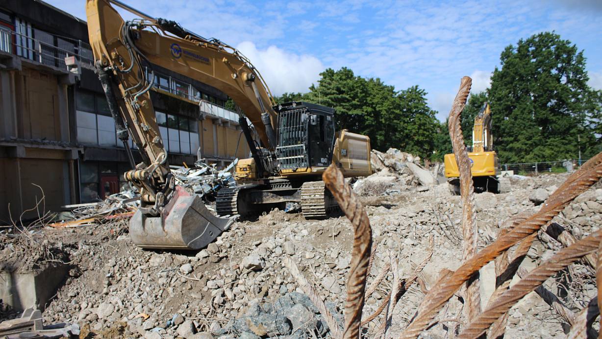 Der Abbruch des nördlichen Teils der Martin-Niemöller-Gesamtschule hat begonnen. | © Sylvia Tetmeyer