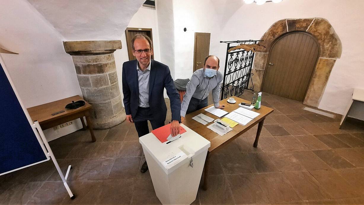 Uli Kros (links) gibt seine Stimme im Sitzungssaal des Nieheimer Rathauses ab. | © Madita Schellenberg