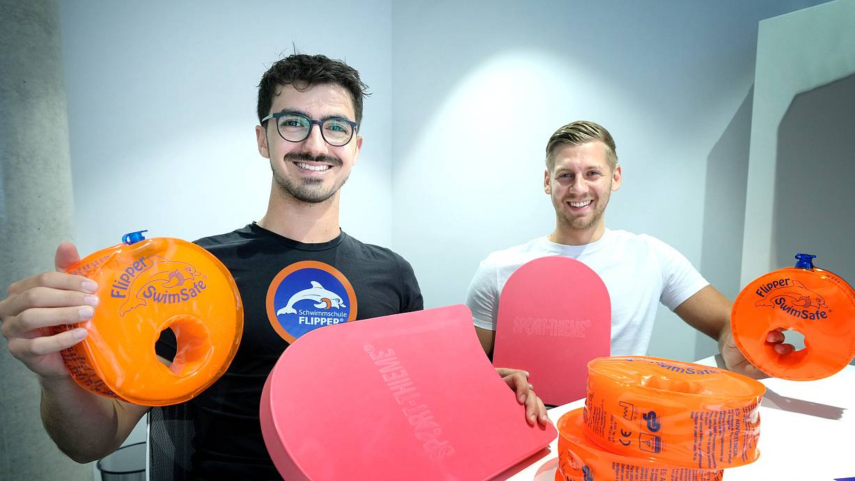 Jonas Benjamin und Daniel Kowollik (v.l.) bieten mit ihrer neugegründeten Schwimmschule "Flipper" Schwimmkurse in Gütersloh an. | © Andreas Frücht