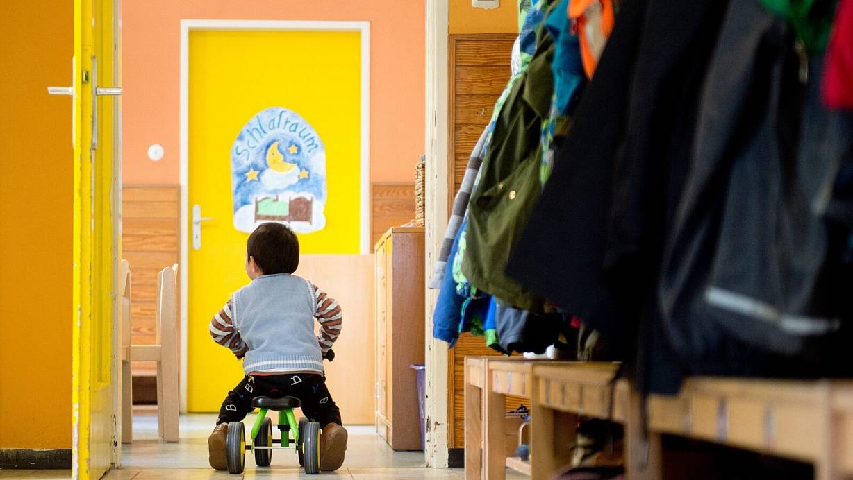 Der Personalmangel in den Kitas in Gütersloh führt inzwischen zu Einschränkungen im Betrieb. Konkret: Kitas machen nachmittags früher zu, manche sehen sich veranlasst, komplette Gruppen zu schließen. | © Sebastian Kahnert/dpa