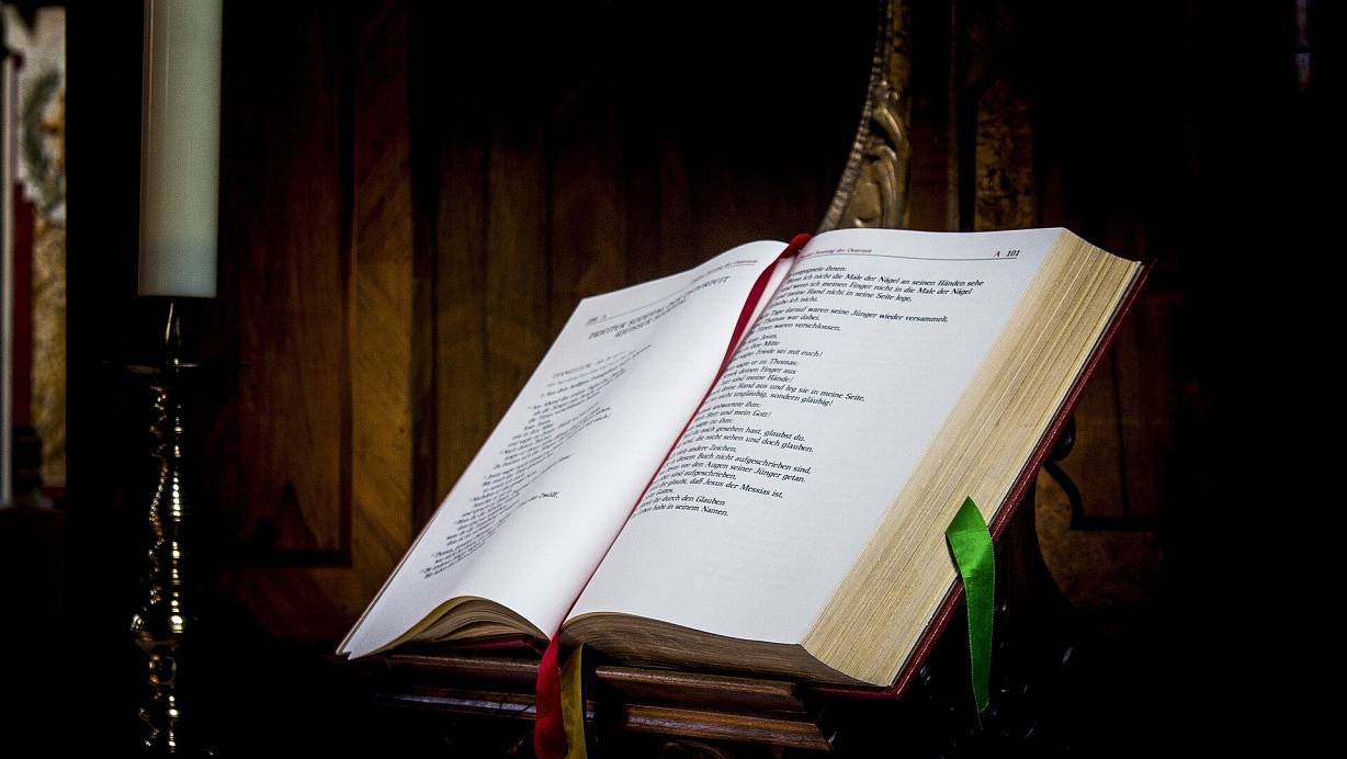 Während viele Menschen der Kirche den Rücken kehren, gibt es junge Bielefelder Menschen, die einen anderen Weg gehen. | © Pixabay