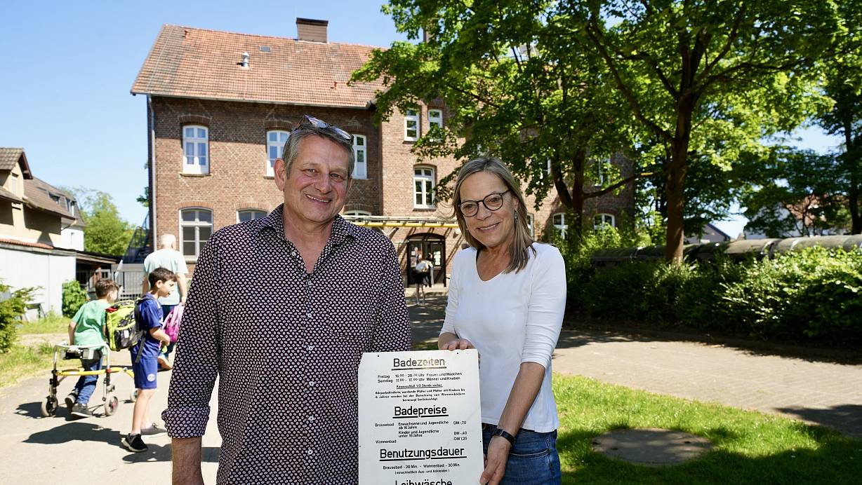 Schulleiter Ralf Drögemöller und Konrektorin Sybille Jabbusch vor dem OGS-Gebäude der Rußheideschule, das früher mal Badehaus war. | © Peter Unger