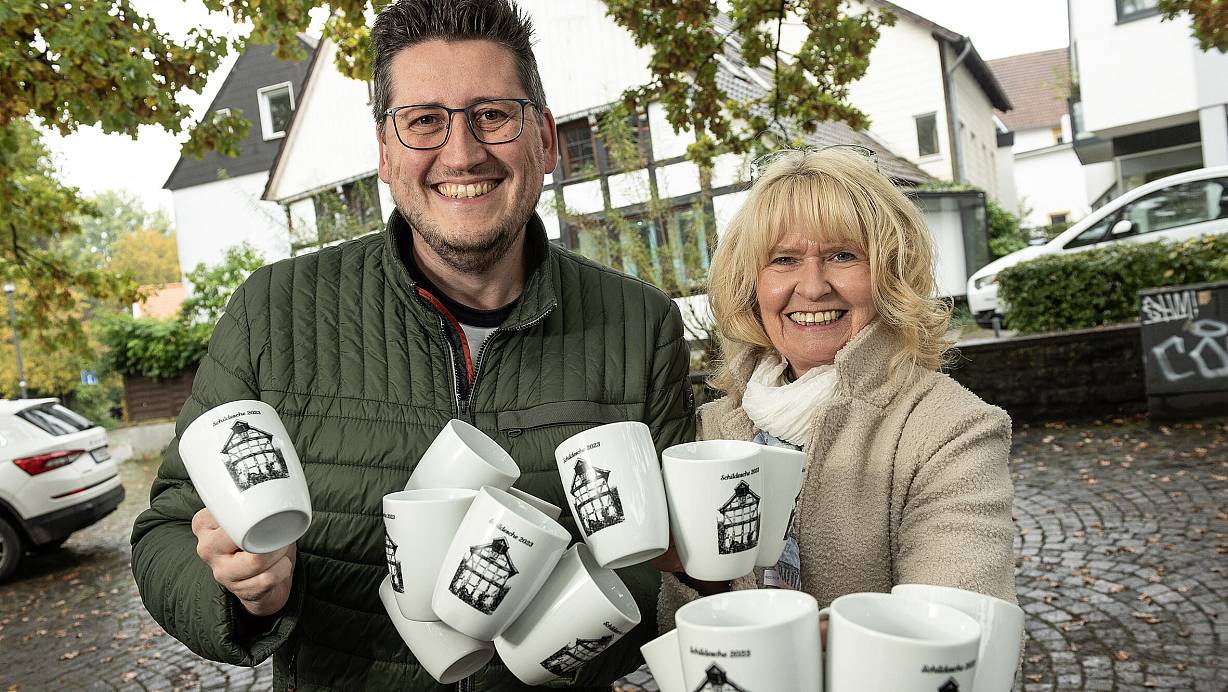 Christian Bökenkamp und Astrid Brausch haben keine Tassen mehr im Schrank, denn die gibt es jetzt exklusiv in vier Geschäften in Schildesche sowie an der Abendkasse. | © Jörg Dieckmann - www. dieckmann-fotodesign.de