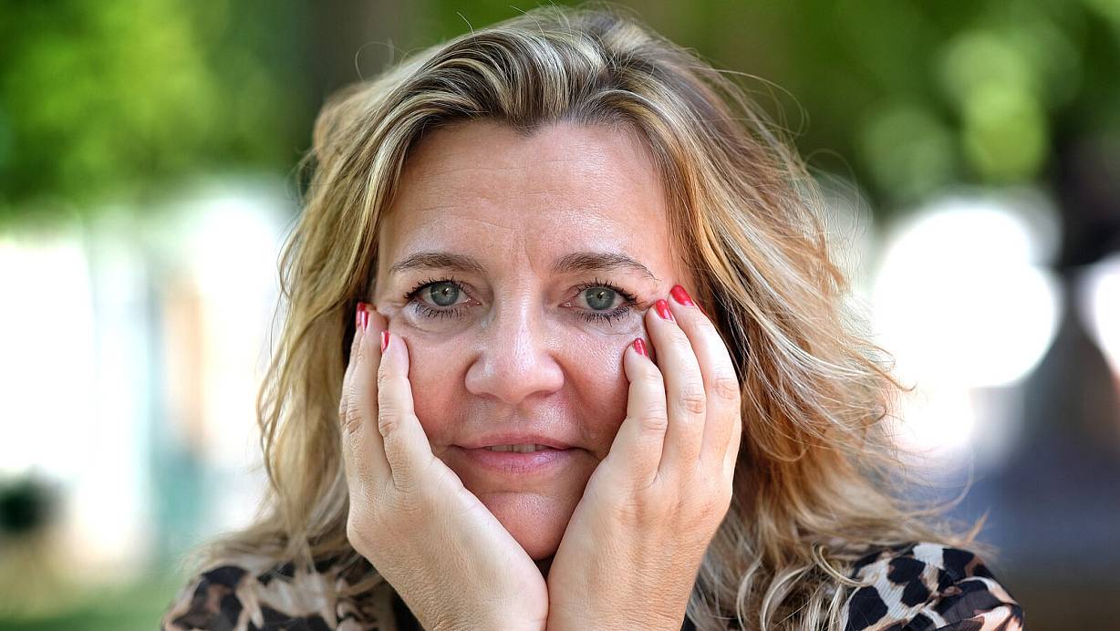 Die Rechtsanwältin Britta Sprick leidet an Parkinson und spricht auf ihrem Instagram-Account, der nun auch als Buch vorliegt, offen über ihre Krankheit. | © Andreas Frücht