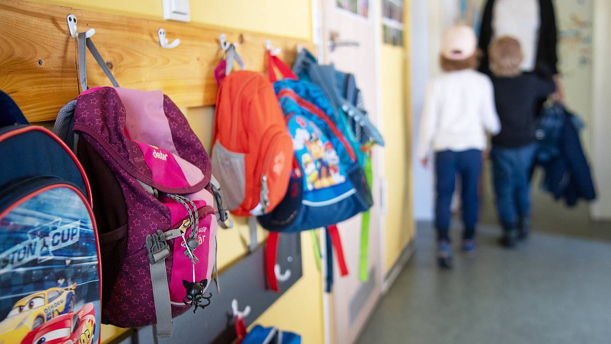 Kinderrucksäcke hängen an der Garderobe einer Kita. Mit neuen digitalen Angeboten für Eltern, Personal und Verwaltung soll sich die Betreuungsqualität in Kitas verbessern. | © Monika Skolimowska