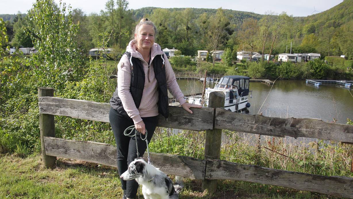 Nadine Lubnau mit Hündin Zoey und Blick auf die Weser. | © Torsten Wegener