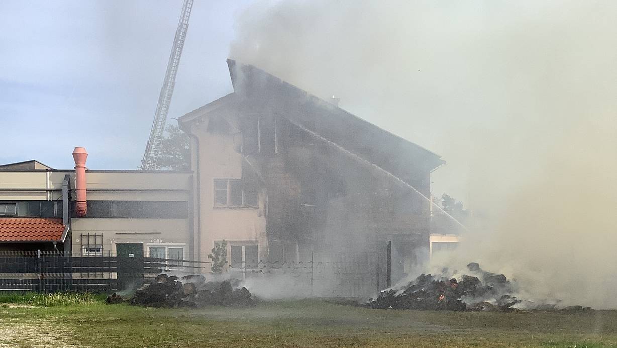 Dichter Rauch dringt aus dem brennenden Wohnhaus im Paderborner Gewerbegebiet D&ouml;ren. | &copy; Feuerwehr Paderborn.