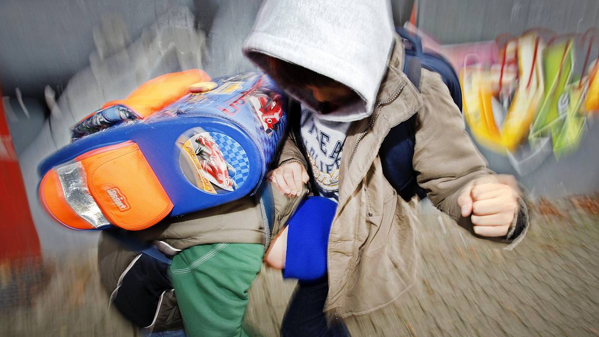 Damit aus Schülern keine schlagenden Rabauken werden, braucht es schon in jungen Jahren eine angemessene Begleitung – auch durch Schulsozialarbeit. | © dpa