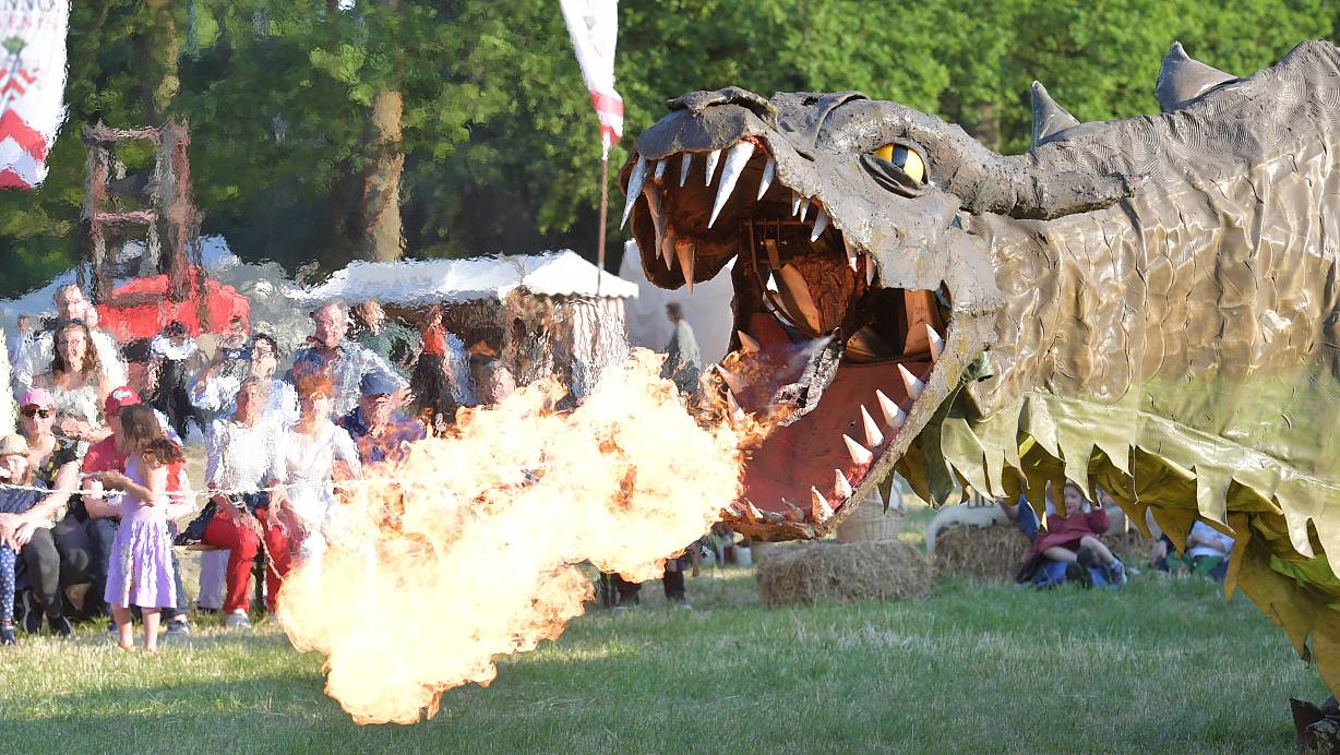 Drache Fangdorn zieht viele Blicke auf sich. Lange Warteschlangen gab es an den ersten Tagen des Gütersloher Mittelalterfestes aber weder bei den Showeinlagen noch an den Essensständen. |