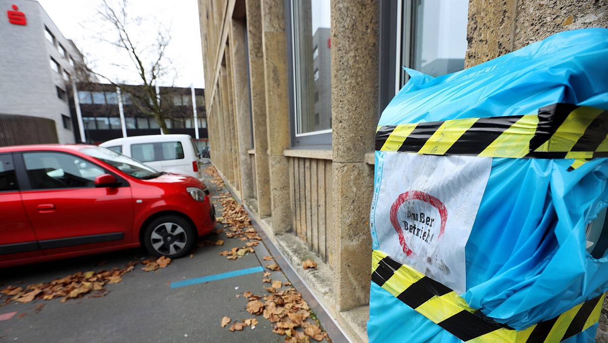 Die E-Ladesäule am Rathaus ist schon eine Weile außer Betrieb. Auch der Bürgermeister hat hier die Batterie seines Dienstwagens geladen. | © Patrick Menzel