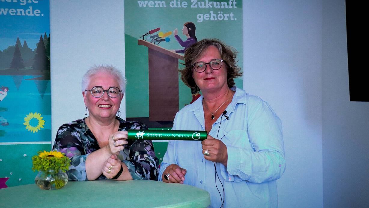 Sigrid Beer (l.) übergibt ihr Amt weiter an Norika Creuzmann. | © Bündnis 90/Die Grünen Paderborn