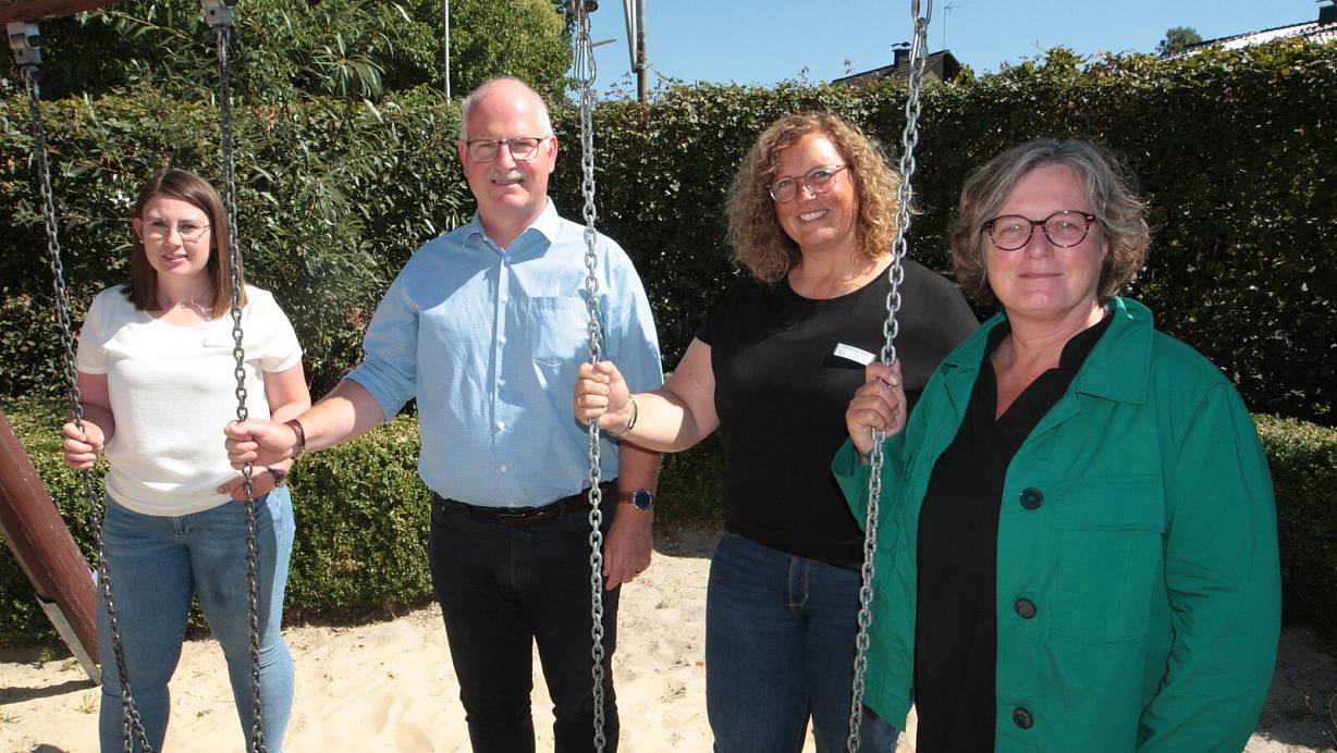 Norika Creuzmann (r.), Mitglied des NRW-Landtags, besuchte die Kita St. Franziskus in Hövelhof und hatte offene Ohren für die Probleme des Berufsstandes der Erzieherinnen. Darüber freuten sich (v. l.) Theresa Braun (Kita St. Elisabeth Warburg), Detlef Müller, Geschäftsführer der katholischen Kindertageseinrichtungen im Hochstift, und Brigitte Hamschmidt (Kita St. Franziskus). | © Uwe Müller