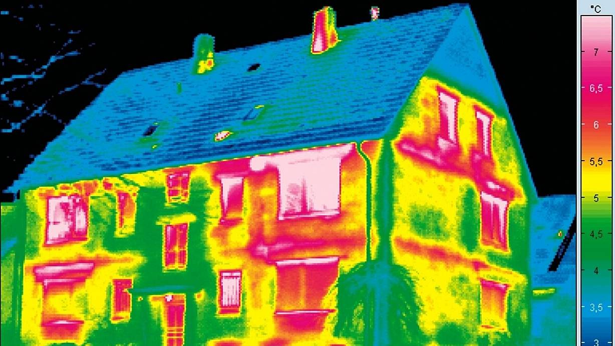 Thermografie-Bilder von Häuserfassaden kennen viele bereits. Bei der Thermografie-Befliegung ist im Februar aber die Wärmeabstrahlung sämtlicher Gebäude im Kreis Herford von oben gemessen worden. | © Uwe Schiewe