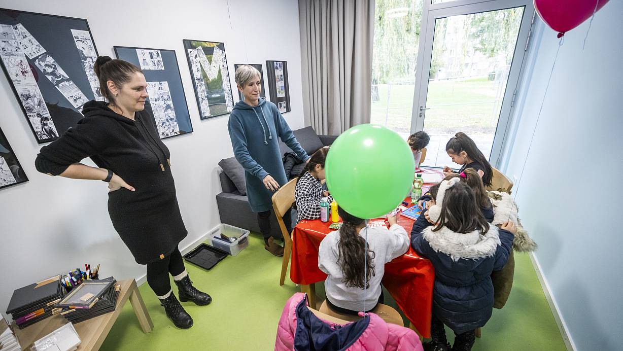 Kaum eröffnet, schon kaperten die Kinder die Räume und legten los mit Kreide und Stiften. | © Sarah Jonek