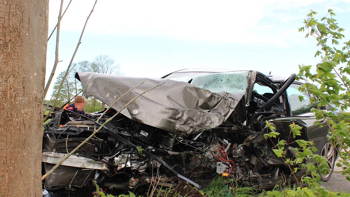 Das Auto kollidierte mit mehreren B&auml;umen. | &copy; Polizei Minden-L&uuml;bbecke