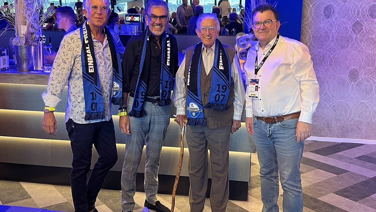 Der 101 Jahre alte SCP-Ehrengast Gustav Flören (2. v. r.) mit (v. l.) seinem Sohn Klaus Flören, Schwiegersohn Fernando Hoffmann und SCP-Geschäftsführer Martin Hornberger. | © SC Paderborn 07