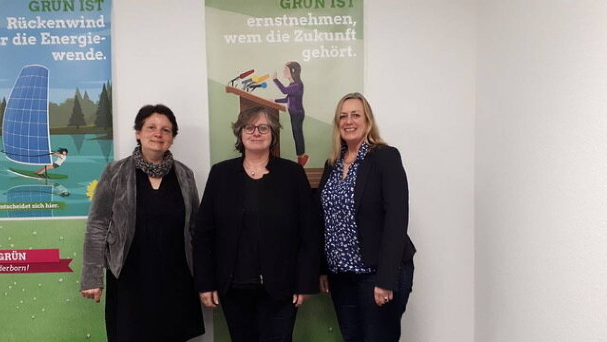 Uta Fechler und Anett von Gernet haben mit der Landtagsabgeordneten der Grünen, Norika Creuzmann, über die finanzielle Benachteiligung von angestellten Lehrkräften gesprochen. | © GEW Kreisverband Paderborn