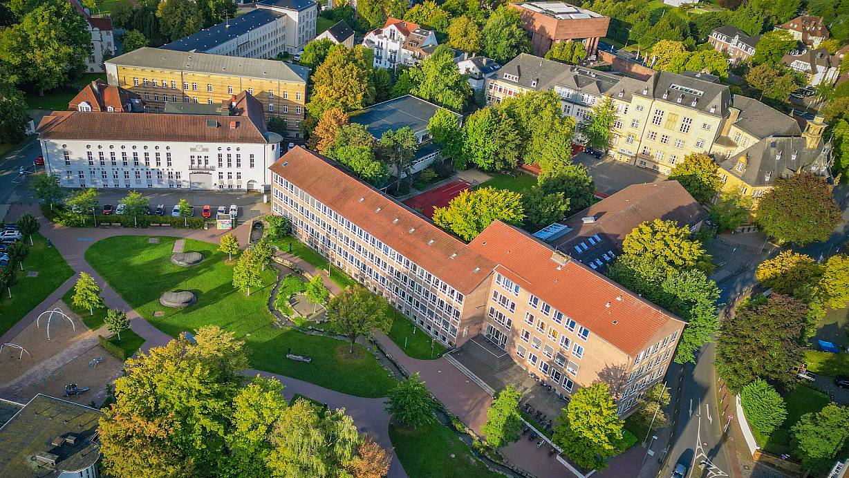 Für die dringend notwendige räumliche Erweiterung Gymnasium am Waldhof (rechts) ist das einstige Haus des Handwerks, bis 2019 als Disco genutzt (links), eine Option. | © Mike-Dennis Mller / www.mdm.photo