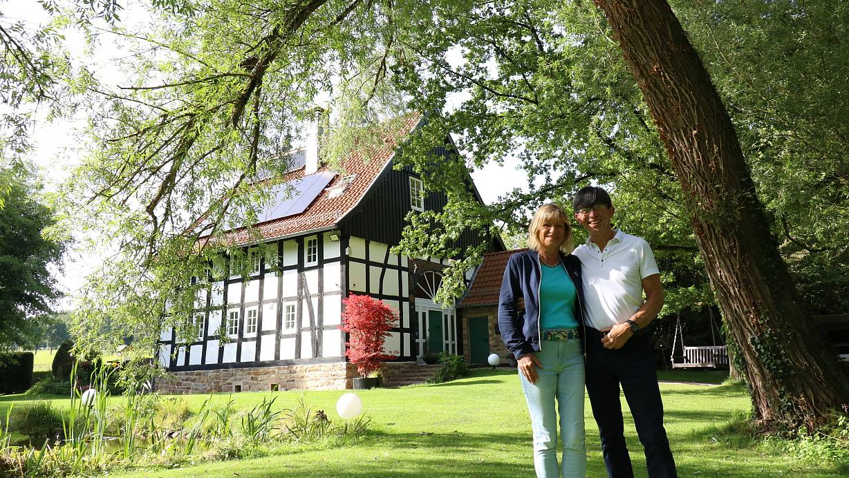 Martina und Prof. Dr. Gunther Olesch vor ihrem denkmalgeschützten Fachwerkhaus in Oberschönhagen. | © Alexandra Schaller