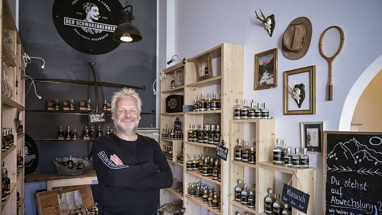 Roger Jürgens, gebürtiger Stukenbrocker, vertreibt Obstbrände und Liköre von seinem Laden in Schondorf am Ammersee aus. | © Dominik Gierke