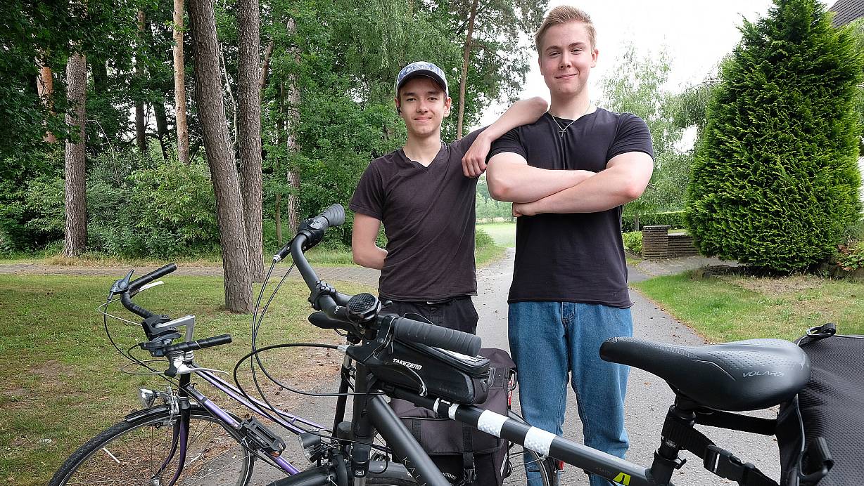 Vor den Gütersloher Freunden Thor Griemsmann und Anatolii Mikhalov liegen mehr als 600 Kilometer. Vor allem Mikhalovs Fahrrad hat schon einige Jahre auf dem Buckel: "Das kann danach ins Museum." | © Andreas Frücht