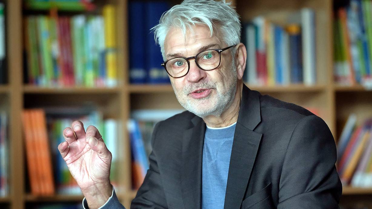 „Abitur kann für manche auch eine Illusion sein“, sagt Berthold Steier (64). Seit 2008 arbeitet der Bielefelder an der JKG in Gütersloh. Seither ist er verantwortlich für die Studien- und Berufsorientierung in der Oberstufe. | © Andreas Frücht