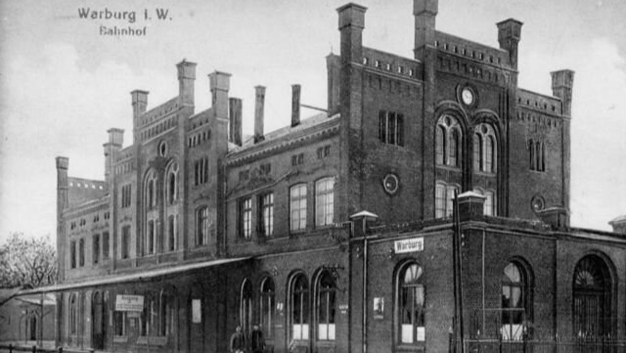 Diese alte Postkarte zeigt die historische Ansicht des Warburger Bahnhofs von Nordwesten um das Jahr 1914. | © Denkmalverein Warburg
