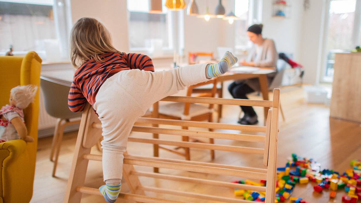 Weiter in der Doppelrolle: Immer noch betreuen viele Eltern ihre Kinder zuhause. Mittlerweile hat das mit dem Fachkräftemangel zu tun. Bezahlen müssen sie trotzdem voll. | © Julian Stratenschulte