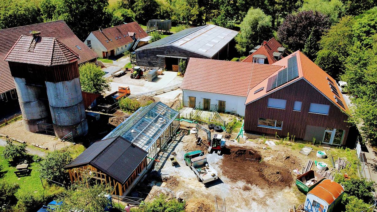 Das „Grüne Klassenzimmer“ der Falken besteht aus dem geräumigen Neubau in Holzrahmenbauweise (rechts), der an einen bestehenden Stall angebaut worden ist. Doch es hat sich noch mehr verändert. | © Eike J. Horstmann