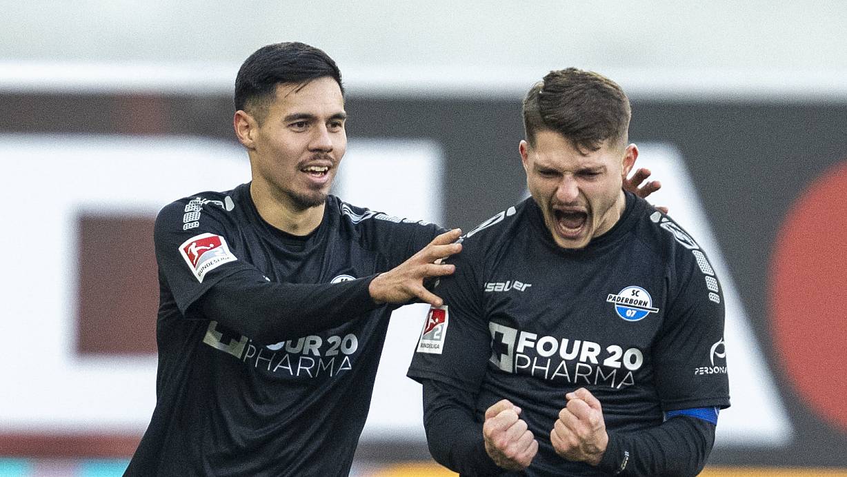 Paderborns Florent Muslija (r.) jubelt nach seinem Tor zum 1:0 mit Paderborns Raphael Obermair. | © David Inderlied