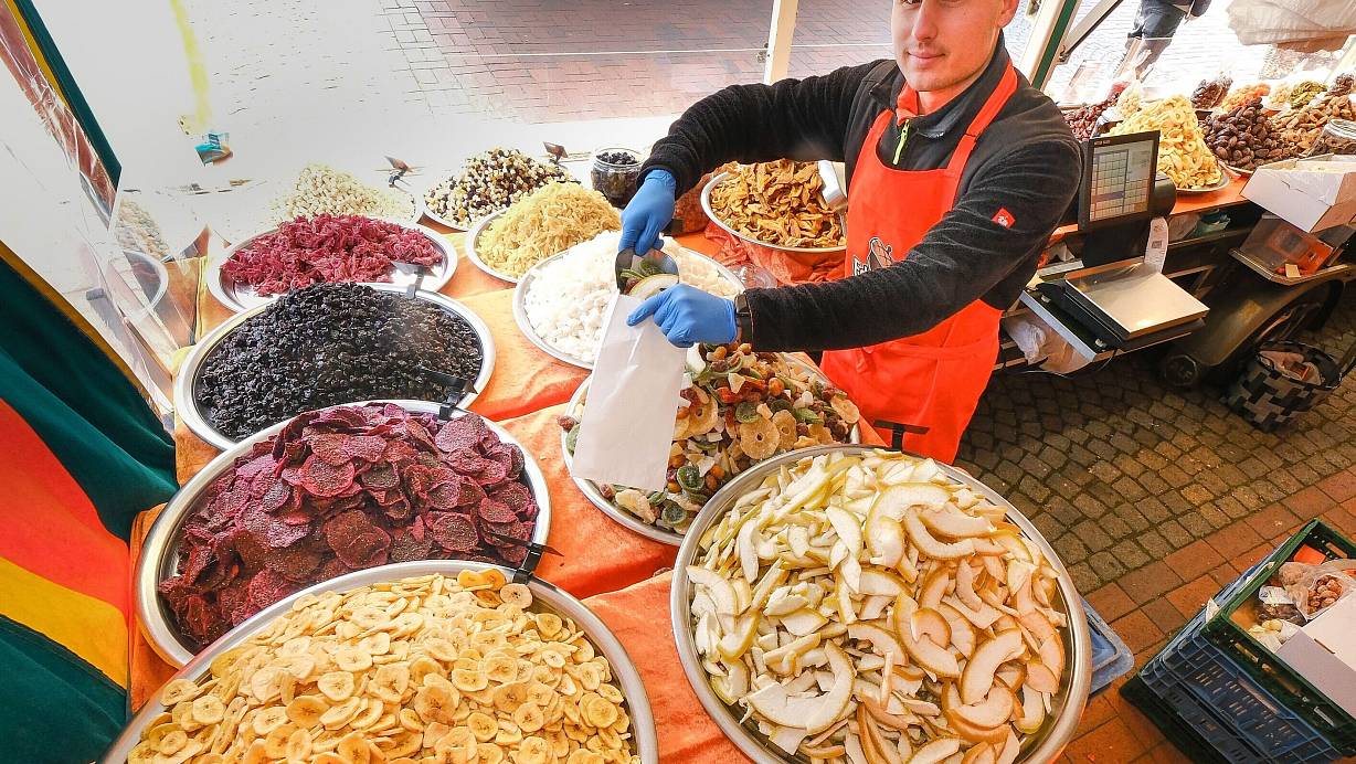 Die Auslagen von Viktor Grudovik sind ein Hingucker auf dem Siegfriedplatz. | © Andreas Zobe