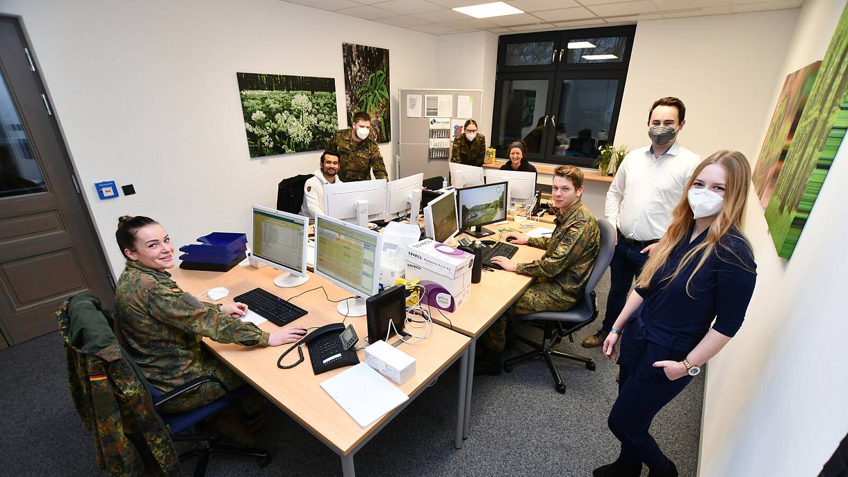 Gemeinsam mit Scouts des Gesundheitsamts des Kreises Höxter ermitteln die Soldatinnen und Soldaten des ABC-Abwehrbataillons 7 aus Höxter Infektionsketten. | © Kreis Höxter