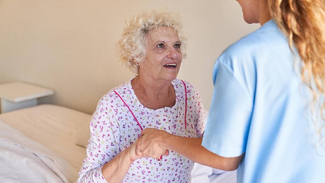 Immer mehr Menschen benötigen Unterstützung im Alter. Die Auswahl bei den Pflegeangeboten ist dabei vielfältig. | © picture alliance / Zoonar