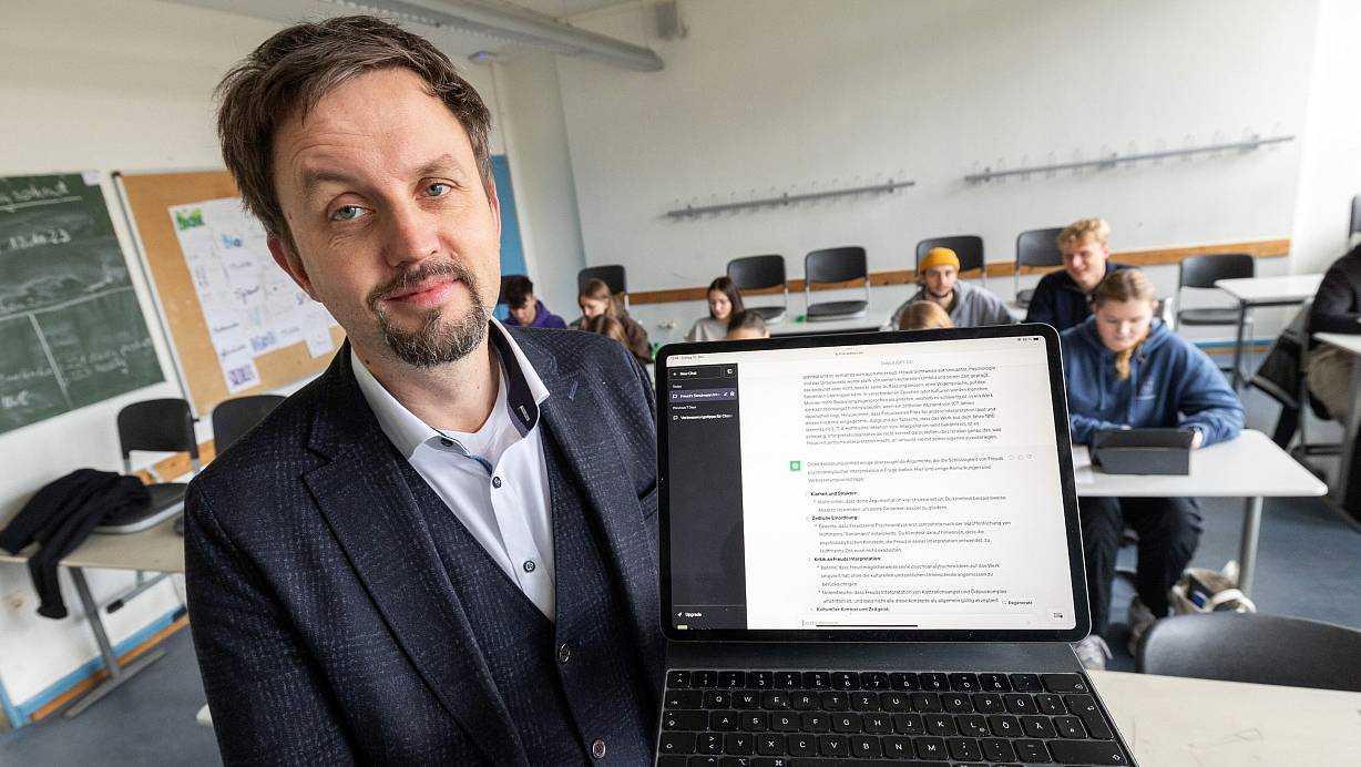 Auch Frank Weritz, Konrektor am Gymnasium am Waldhof, beschäftigt sich mit seinen Schülern mit den Möglichkeiten und Gefahren von ChatGPT. Für den Deutschunterricht in der Mittelstufe hat er der KI eine extra schlechte Charakterisierung vorgelegt und sie um Tipps für die Optimierung gebeten. | © Oliver Krato